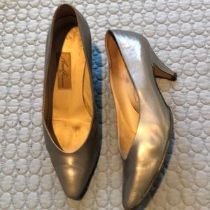 Amalfi Gunmetal Gray Leather Pumps size 8.5 b worn
